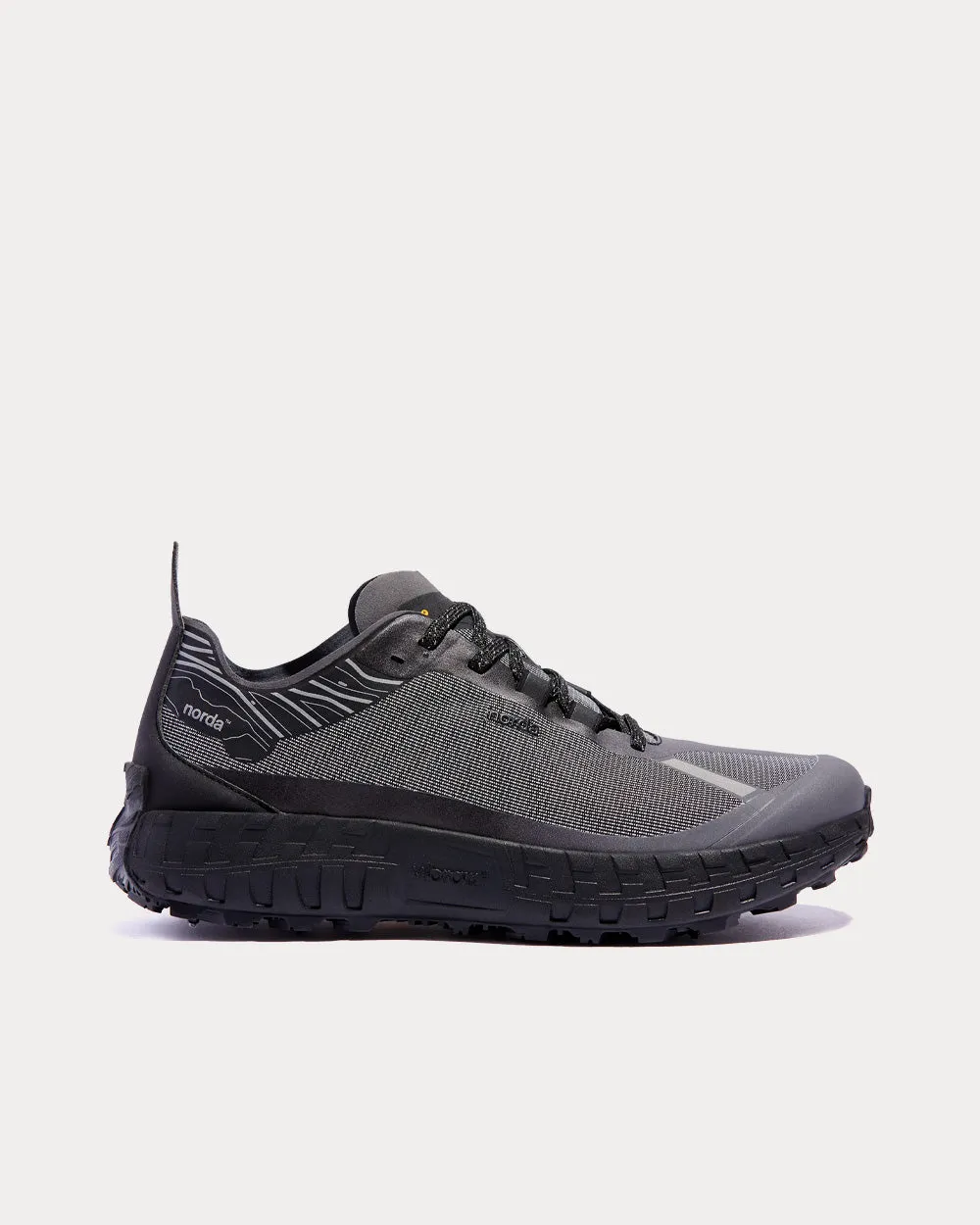 001 G ® Spike Black Running Shoes