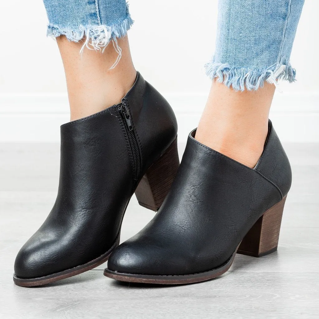 Stylish Curves: Pointed Toe Plus Size Fashion Boots