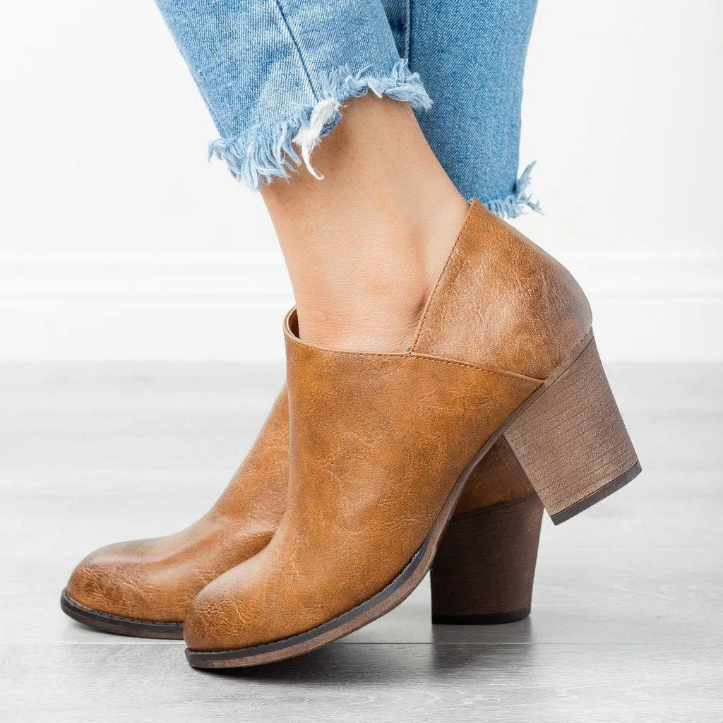 Stylish Curves: Pointed Toe Plus Size Fashion Boots