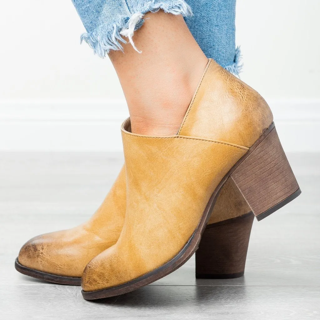 Stylish Curves: Pointed Toe Plus Size Fashion Boots