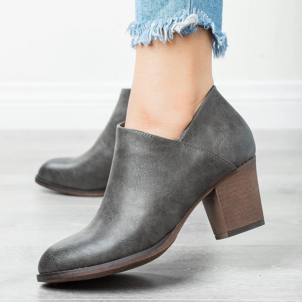 Stylish Curves: Pointed Toe Plus Size Fashion Boots