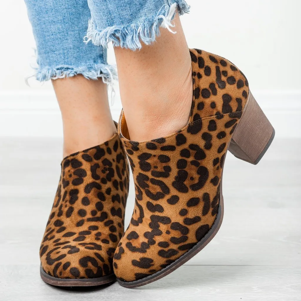 Stylish Curves: Pointed Toe Plus Size Fashion Boots