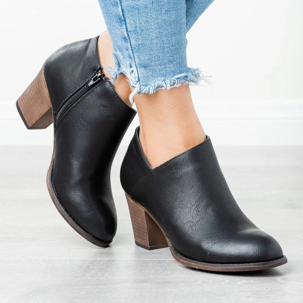 Stylish Curves: Pointed Toe Plus Size Fashion Boots
