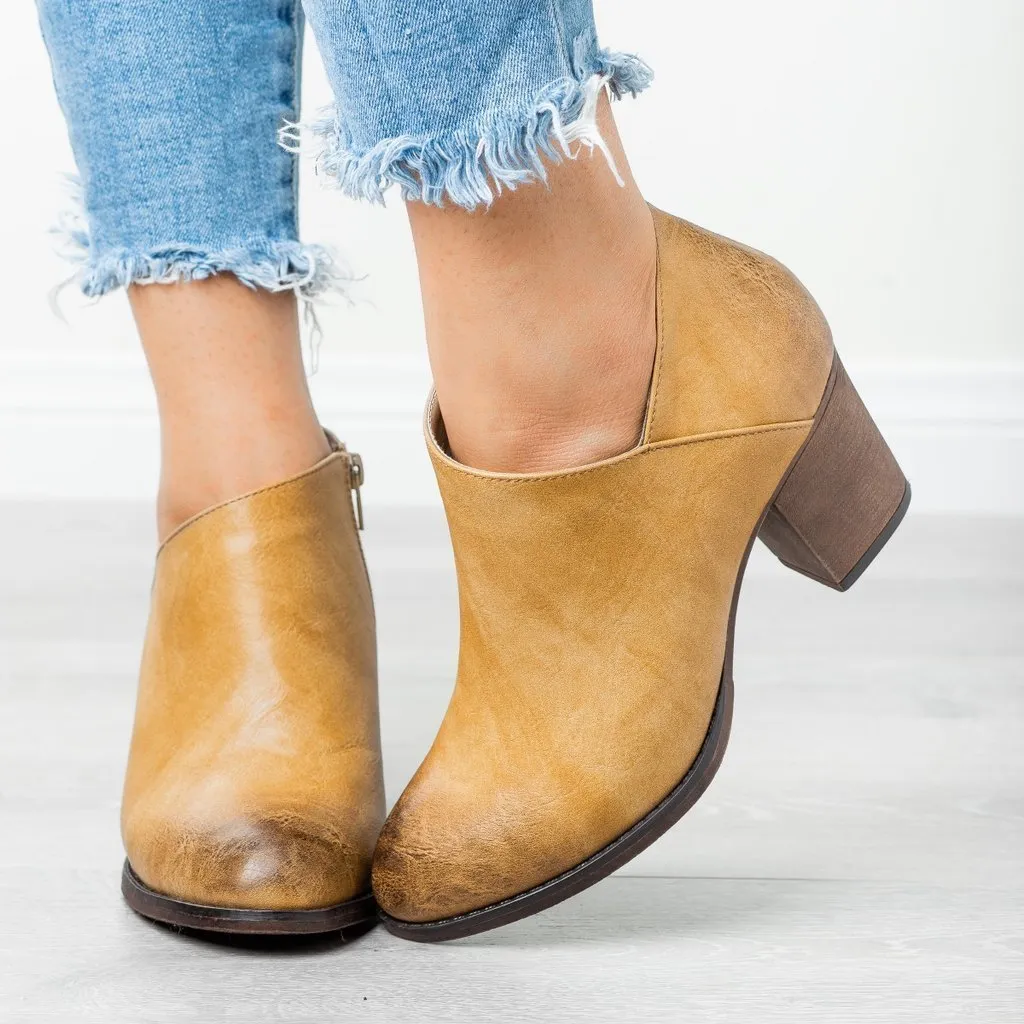 Stylish Curves: Pointed Toe Plus Size Fashion Boots